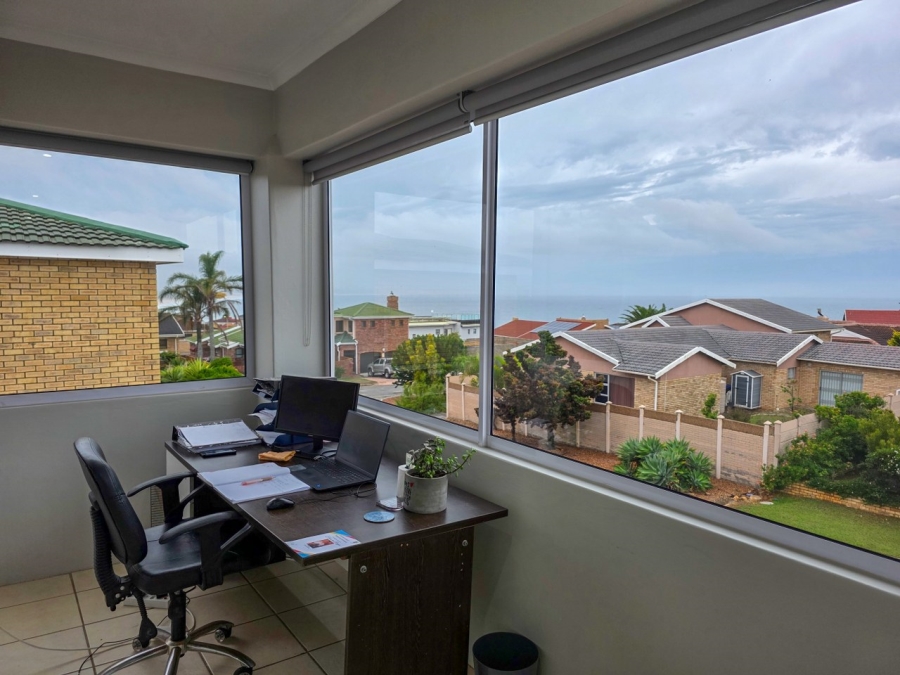5 Bedroom Property for Sale in Wavecrest Eastern Cape